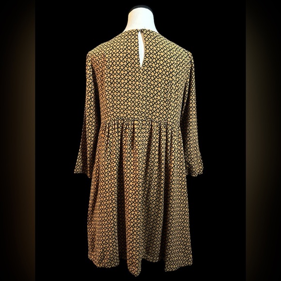H&M Black and Gold Geometric 3/4 Sleeve Dress - Picture 6 of 7